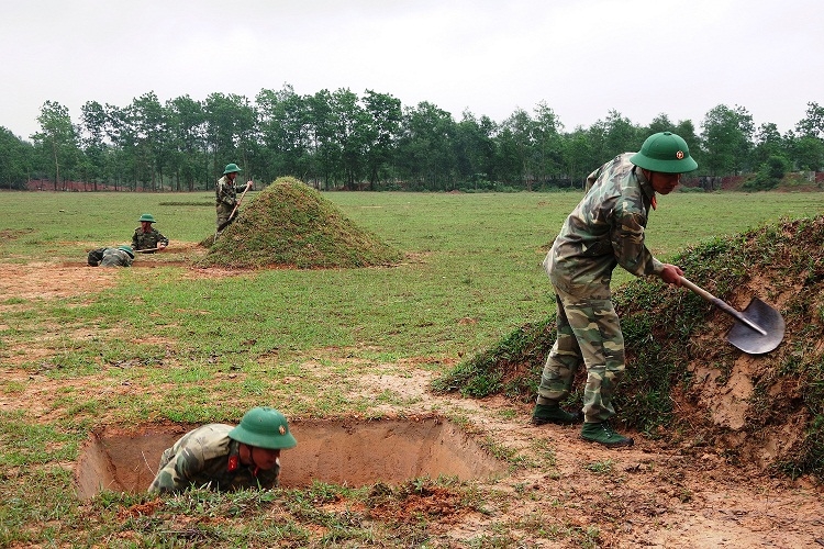 Cán bộ, chiến sĩ Tiểu đoàn 5, Trung đoàn 19 củng cố thao trường bãi tập